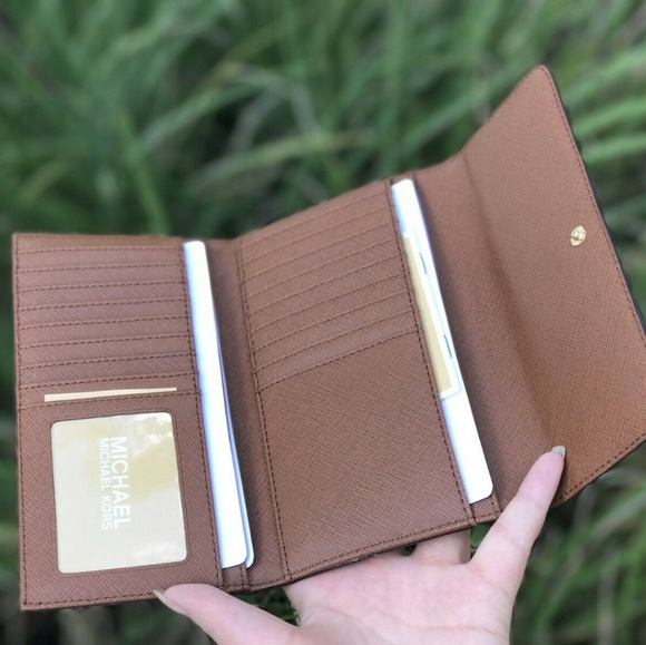 MICHAEL KORS JET SET LG TRIFOLD SIGNATURE WALLET - Picture 2 of 3